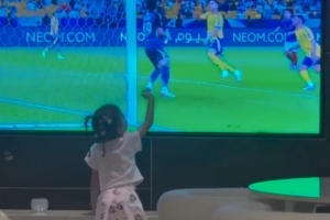 kaiyun-乔治娜晒视频：C罗女儿在电视上见证父亲进球，高兴得手舞足蹈