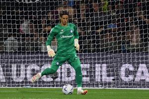 开云-历史第二！索默在两回合对阵巴萨的比赛中贡献了14次扑救