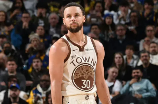 开云-库里上半场7投4中，三分6中3，罚球3中3得到14分3篮板